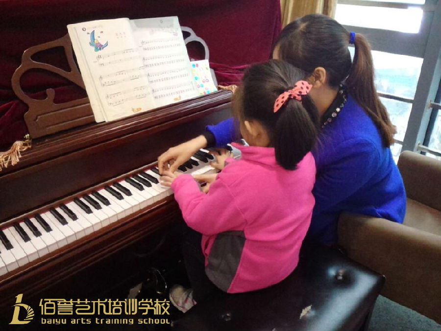 孩子学钢琴